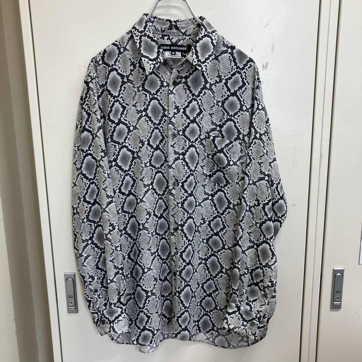 25AW JUNYA WATANABE COMME des GARCONS 長袖シャツ パイソン柄ポリエステルシャツ M グレー系柄 JP-B008 ジュンヤワタナベ