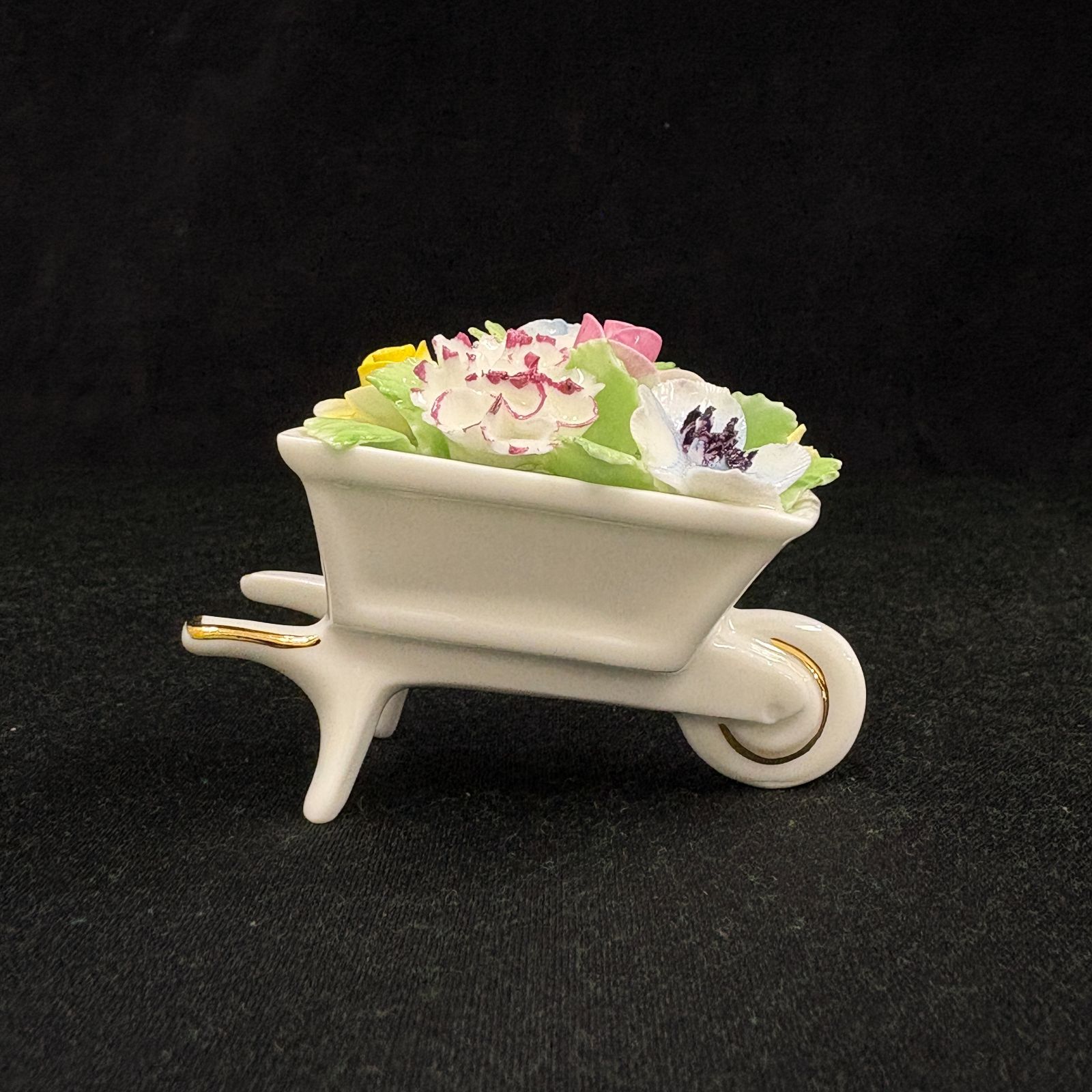 Royal Doulton ロイヤルドルトン 陶花 フィギュリン 手押し車 花 Royal Doulton ロイヤルドルトン 陶花 フィギュリン 手押し車 花