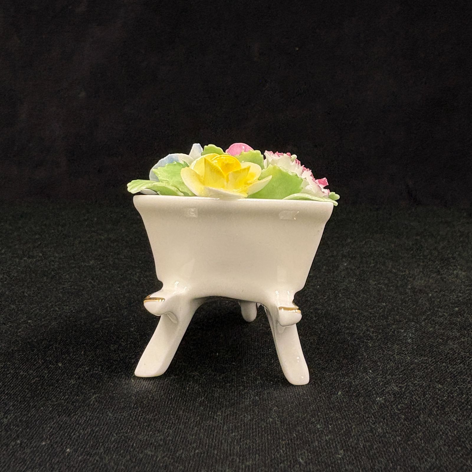 Royal Doulton ロイヤルドルトン 陶花 フィギュリン 手押し車 花籠 