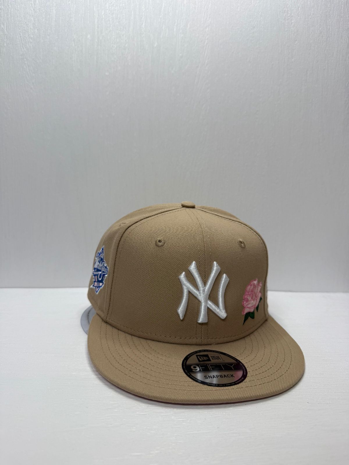 ニューエラ ニューヨークヤンキース ワールドシリーズ1999 ローズ刺繍 9fifty スナップバックキャップ ベージュカラー