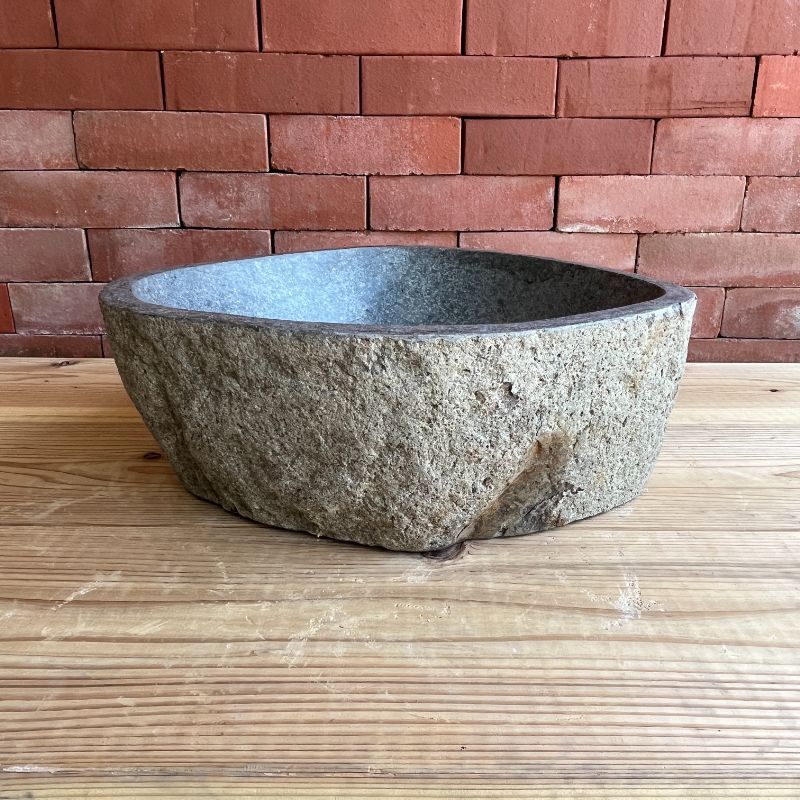 天然石をくり抜いた手水鉢 リバーストーン L 41X36 つくばい 睡蓮鉢 すいれん鉢 めだか鉢 メダカ鉢 石材 ガーデン 坪庭 筧 ジャワ 鉄平石【北海道・沖縄県・離島配送不可】【アウトレット】250948