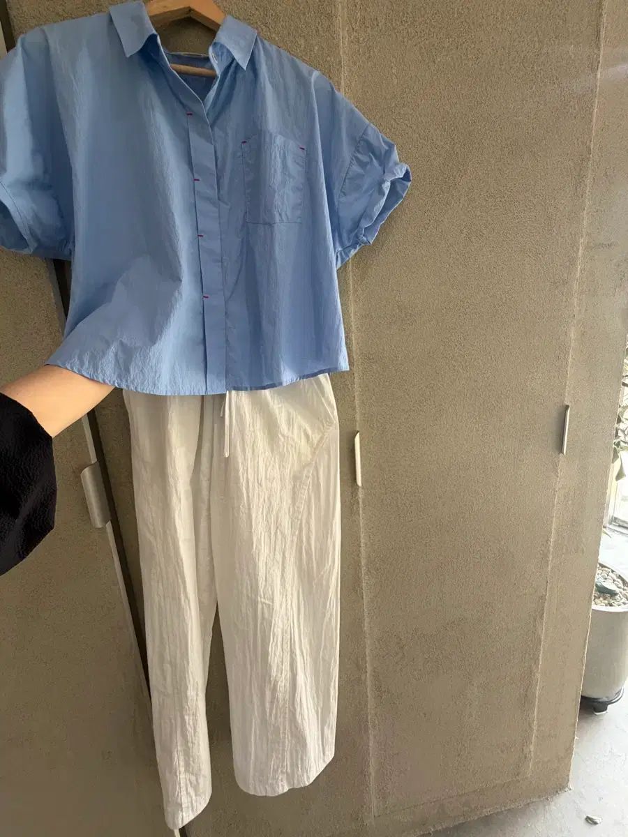 青いシャツ 白いズボン