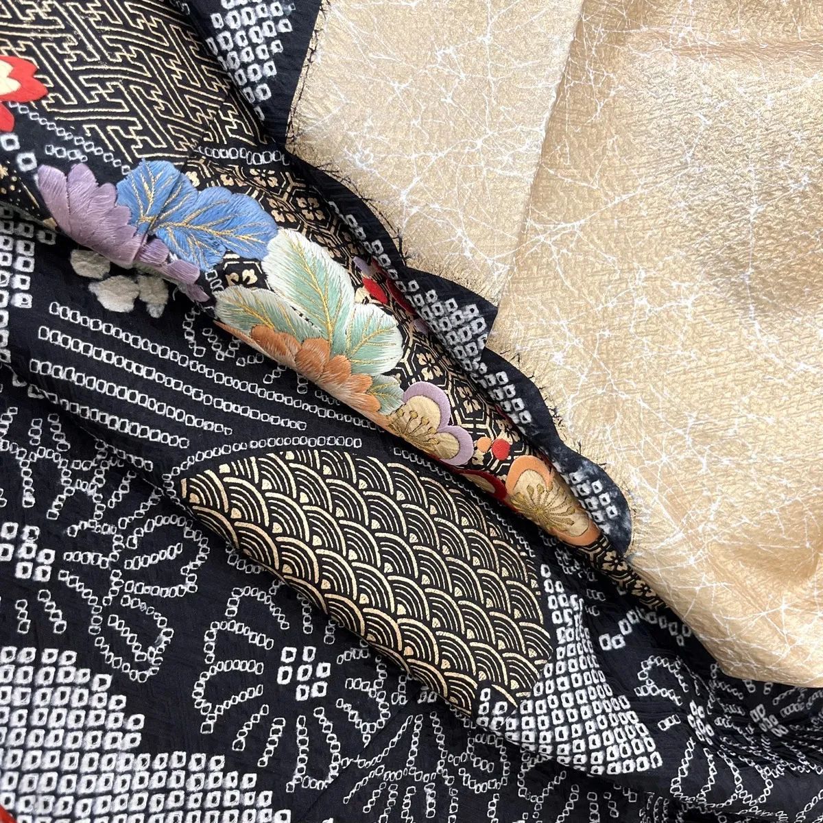 未使用に近い！正絹振袖フルセット　豪華刺繍　金彩　黒地 花柄　成人式に！！ 未使用品 逸品 豪華刺繍 金彩 正絹 振袖 K1395 - メルカリ