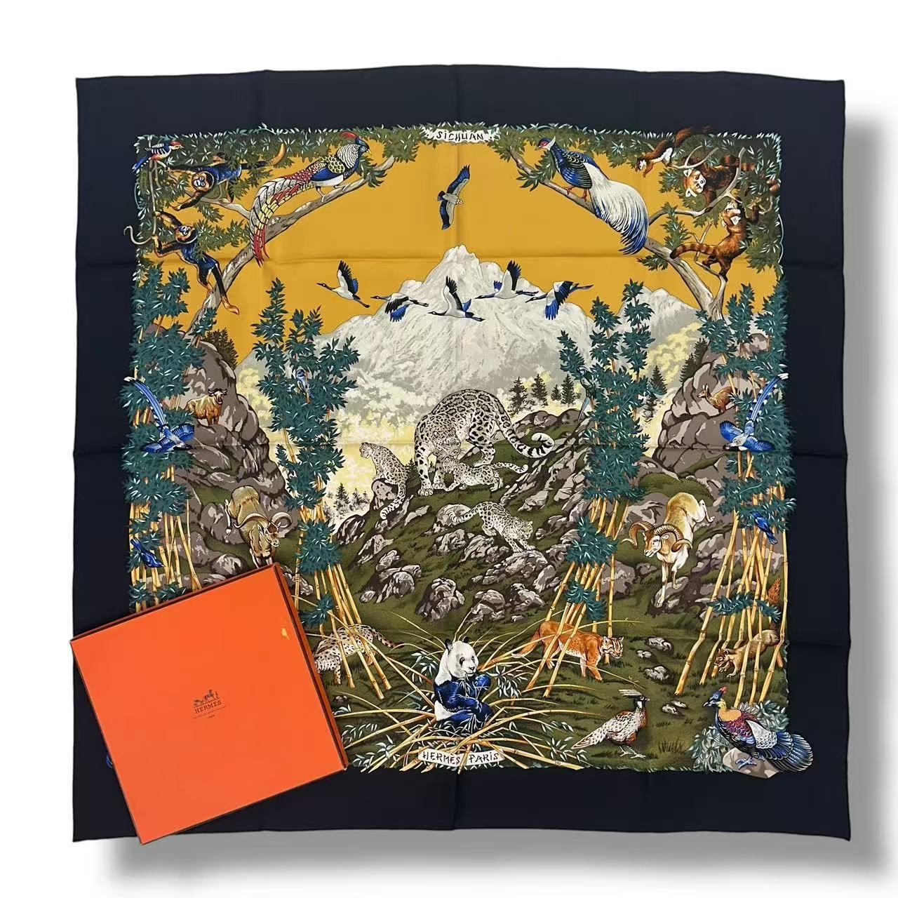 新品同様 HERMES エルメス カレ90 スカーフ シルク SICHUAN 四川省 パンダ マルチカラー 箱付き