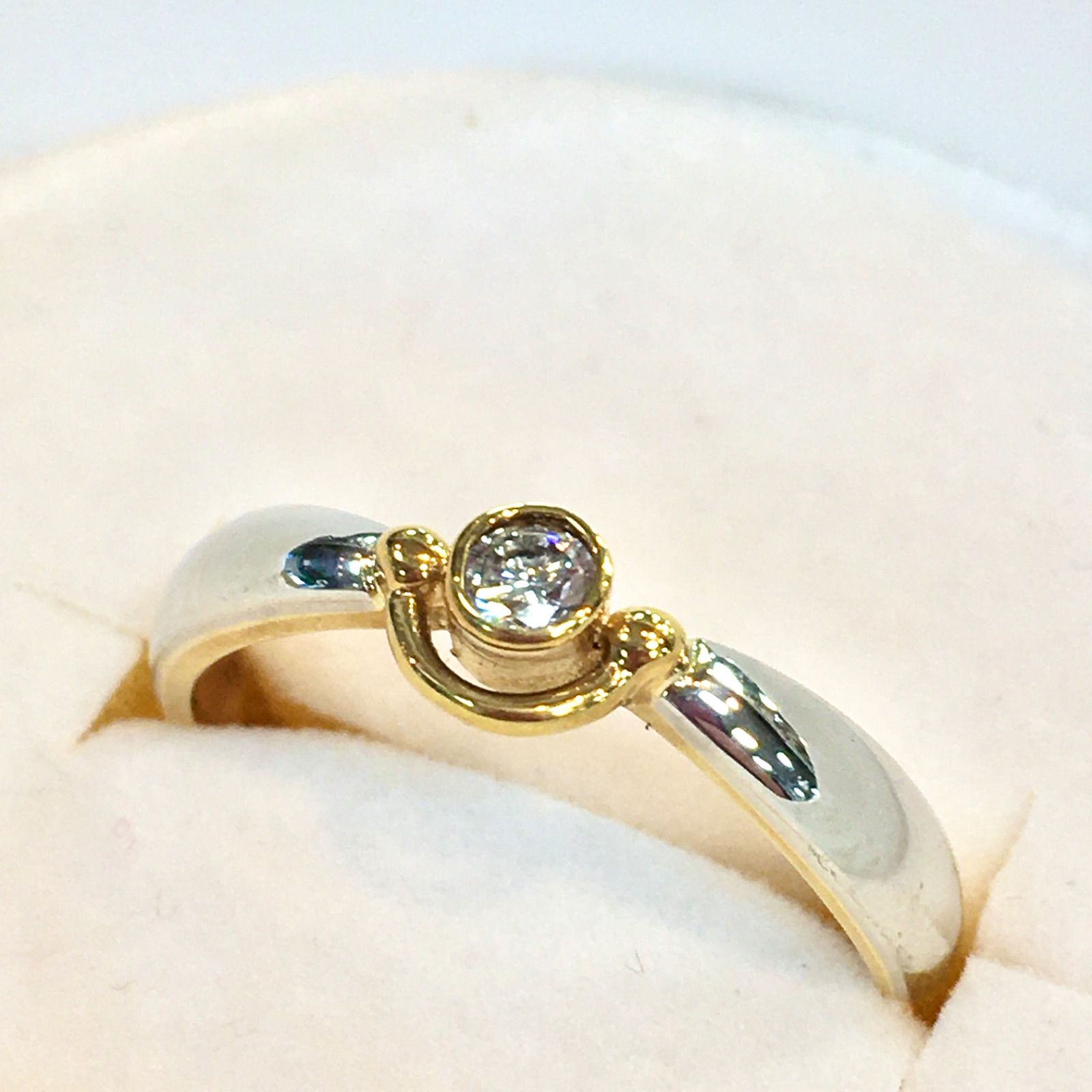 0.08カラット　ダイヤモンドと18金とプラチナのコンビリング　11号 新品　宝石店ストック　天然ダイヤモンド　ダイヤの指輪　指輪　18金　18金プラチナ　プラチナリング　コンビリング　リング金の指輪