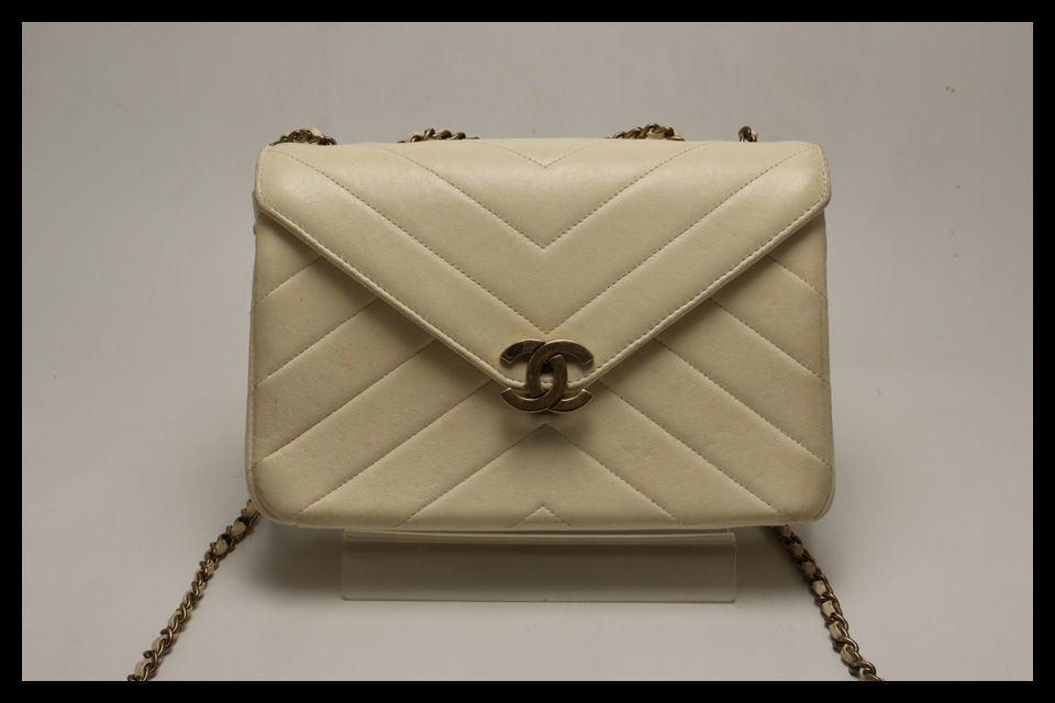 ■CHANEL 22番台 Vステッチ GD金具 レザー チェーンショルダーバッグ シャネル ■0528pg18967