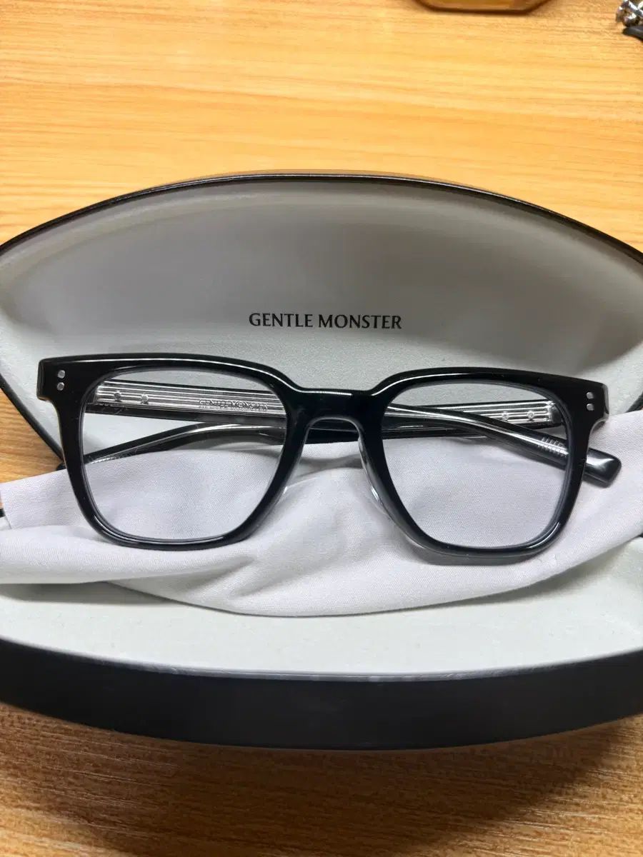 GENTLE MONSTER (ジェントルモンスター) カール (KARL)