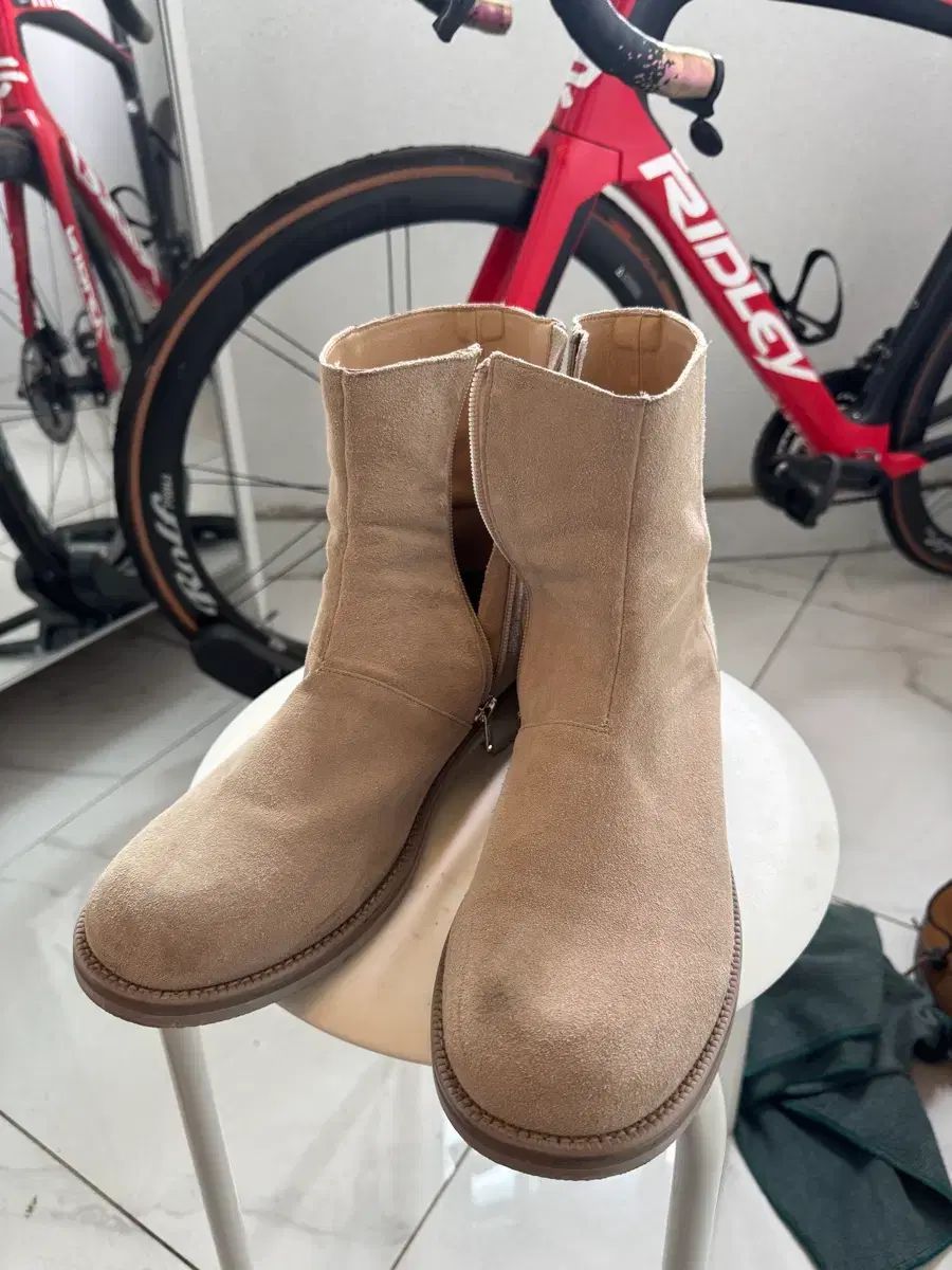 YASE カウハイド グラベル チェルシーブーツ ベージュ VIBRAM 270