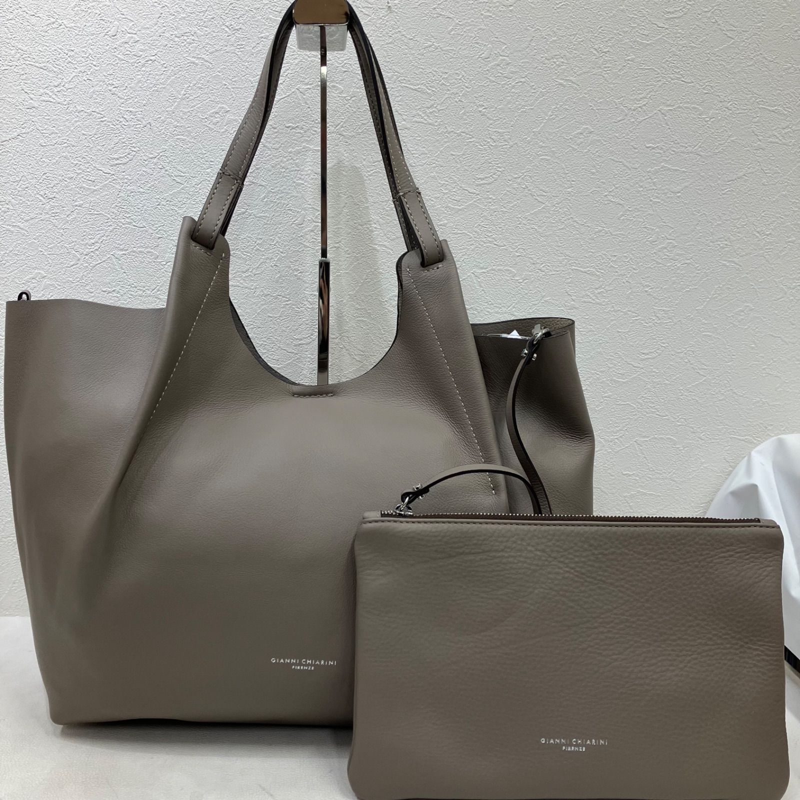 Y3869　【美品】　GIANNI CHIARINI　ジャンニキャリーニ　ジャンニキアリーニ　DUA　デュア　トートバッグ　ハンドバッグ　レザー　ポーチ　グレージュ　レディース　通勤　通学　仕事用バッグ　普段使い