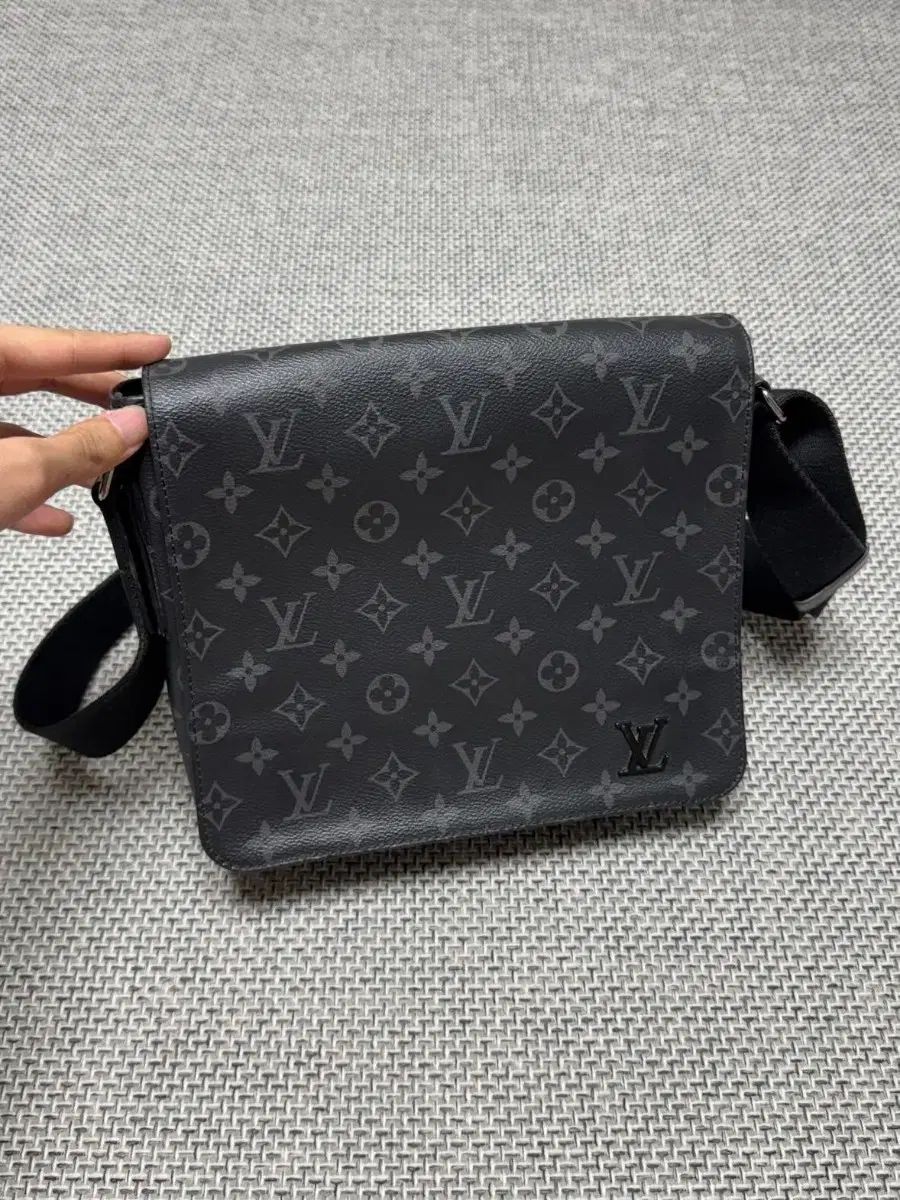 Louis Vuitton モノグラム イクリプス ディストリクト PM メッセンジャー クロスバック