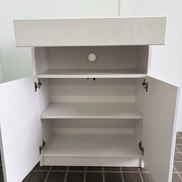 配送不可、現地引取のみ、リユース品】配線収納付き リビング