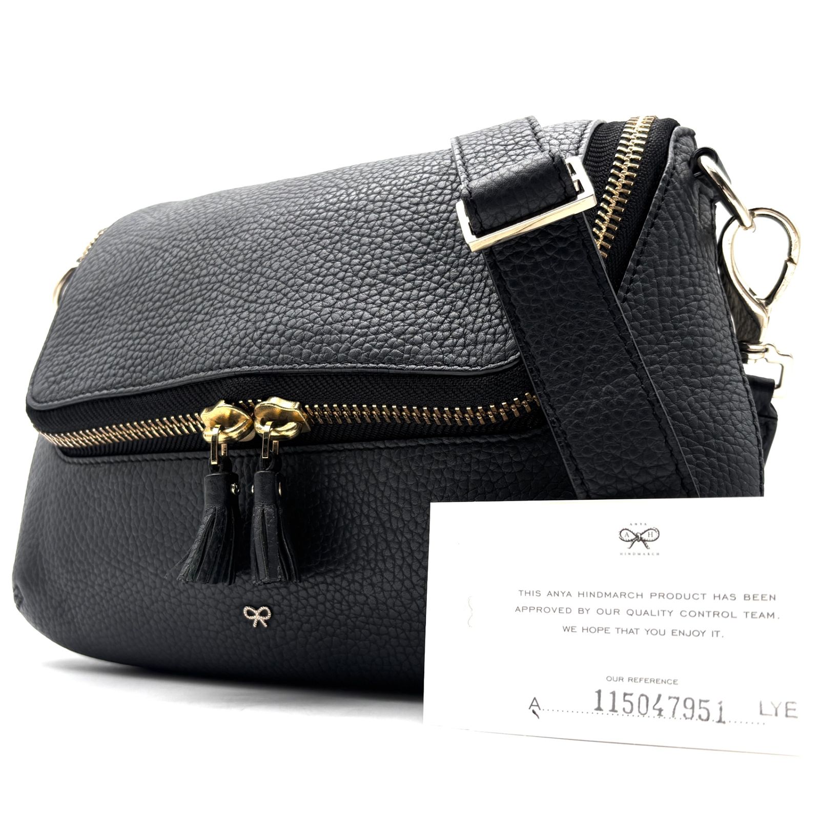 美品 アニヤハインドマーチ Anya Hindmarch ショルダーバッグ フラップ リボン スマホポーチ コインケース ブラック 黒 レザー 本革 斜め掛け クロスボディ ボーナス 夏休み 夏コーデ ご褒美 旅行 サマーギフト