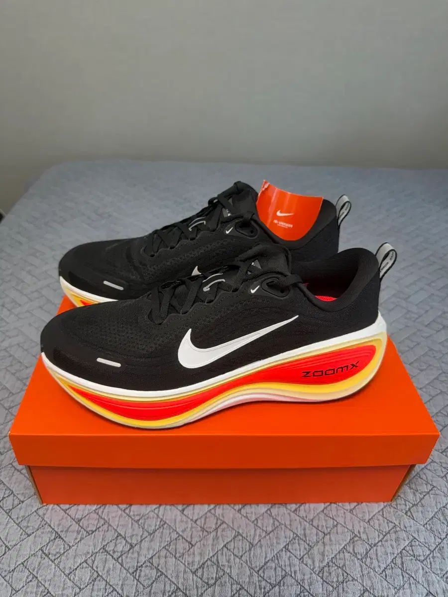 275 NIKE ナイキ ボメロ PLUS ブラック ブライト クリムゾン