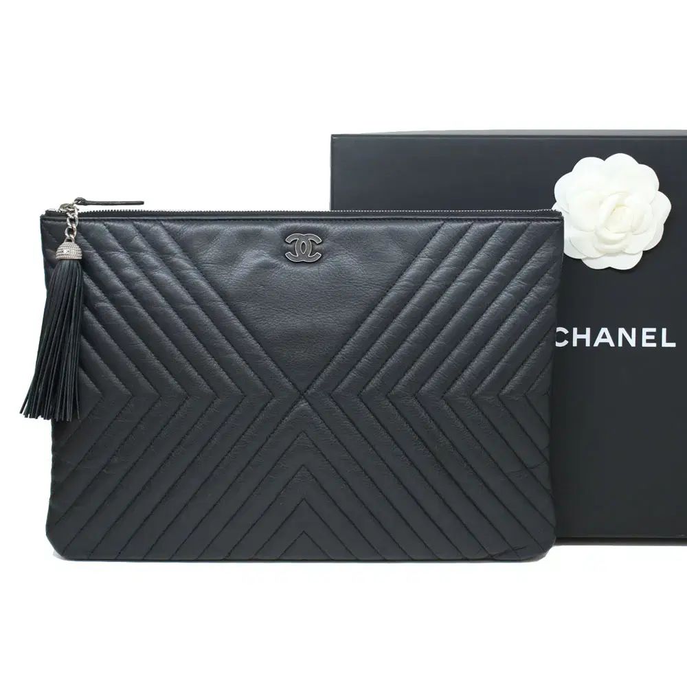 シャネル(CHANEL) チュール シェブロン タッセル装飾 ブラック(BLACK) シルバー(SILVER) large(ラージ) クラッチバッグ 25番台