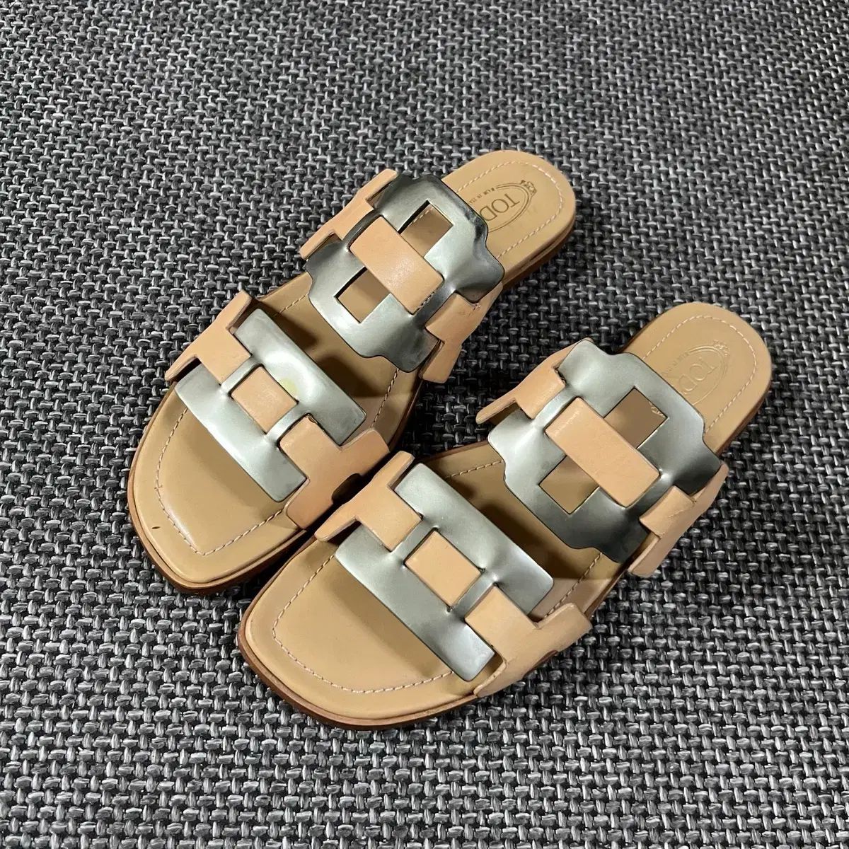 TOD'S トッズ サンダル ベージュ シルバー 37 5