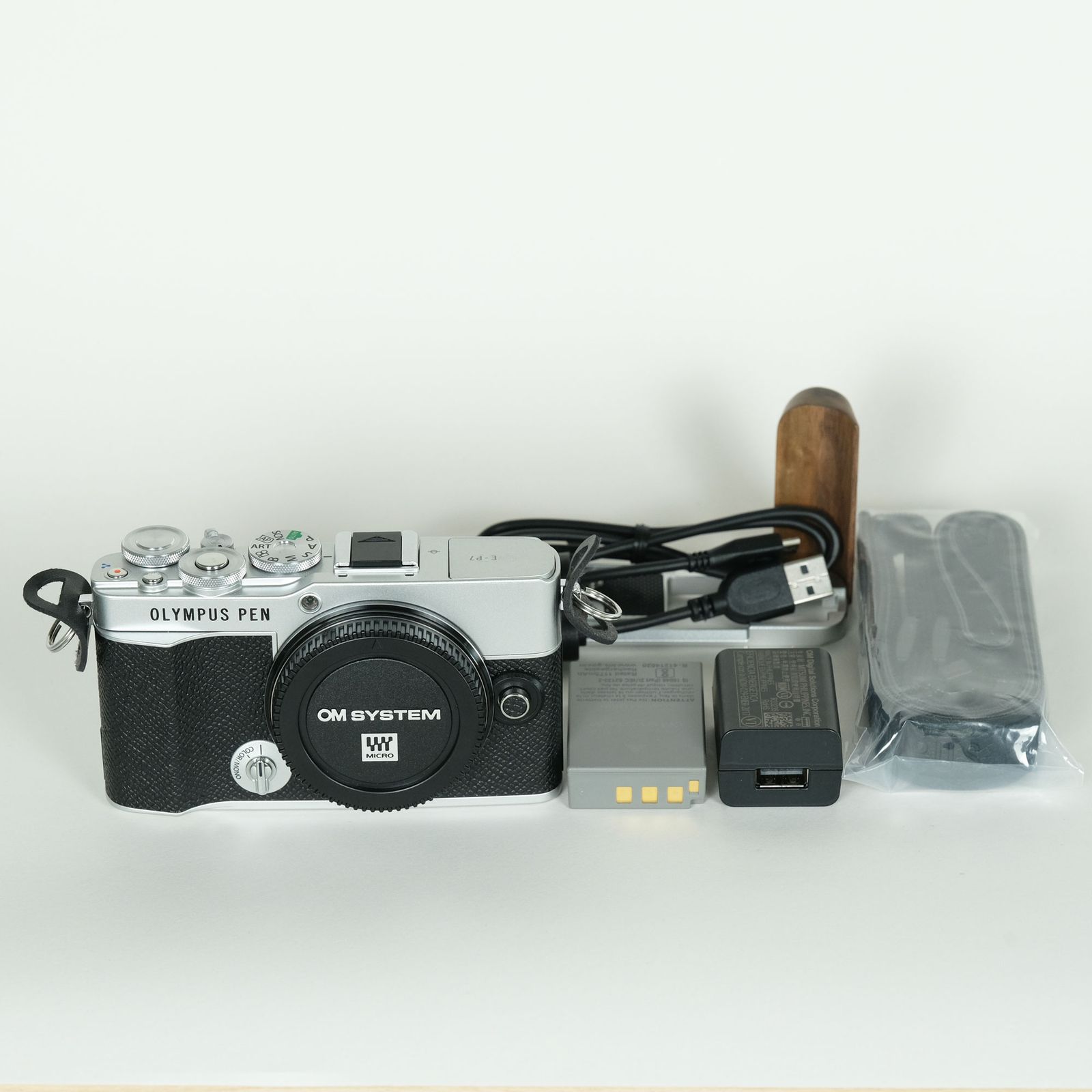 [美品 | シャッター数500回｜グリップ付] OLYMPUS PEN E-P7 [ボディ シルバー] | マイクロフォーサーズマウント