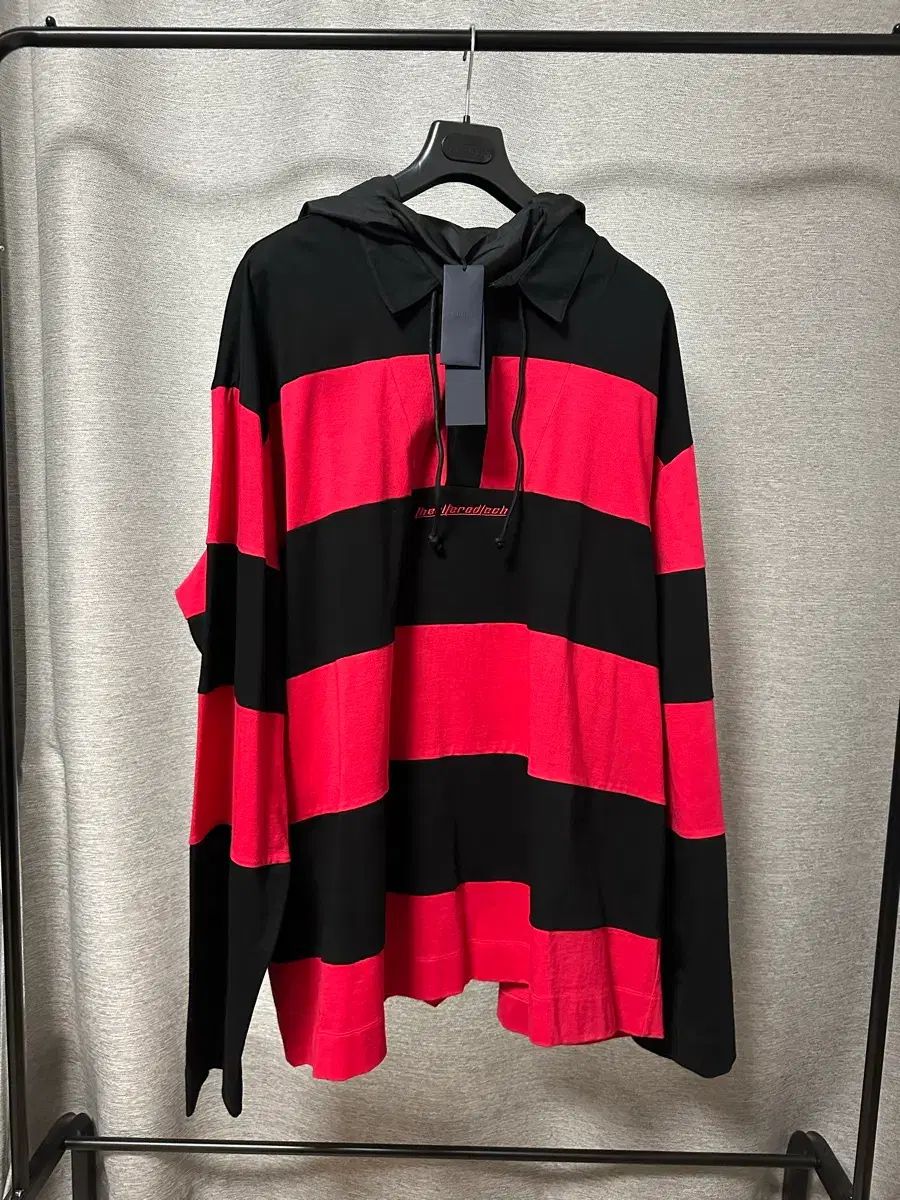 ジュンジェイ レイヤード フード ラグビー カラーTシャツ 黒赤 (L)