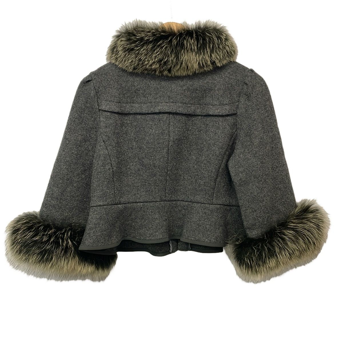 レディース 【美品】TO BE CHIC FOXファー付きショートコート ジャケット