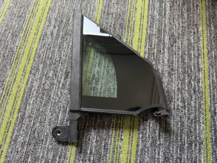 Volkswagen フォルクスワーゲン ID. 4 フロント右ドア三角形ガラス 11A845114B