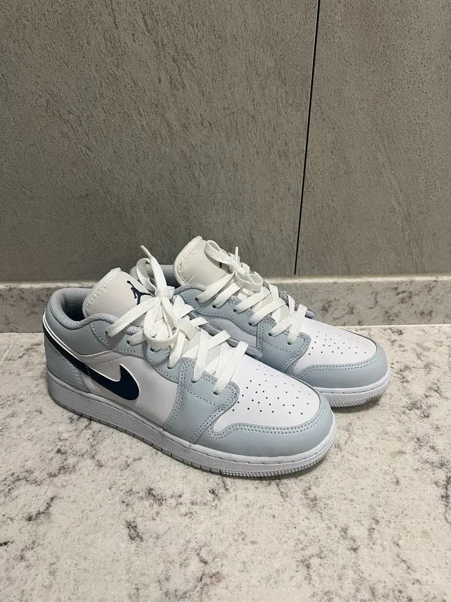 (1回着用) NIKE エア ジョーダン ロー (240) G553560 サイズ