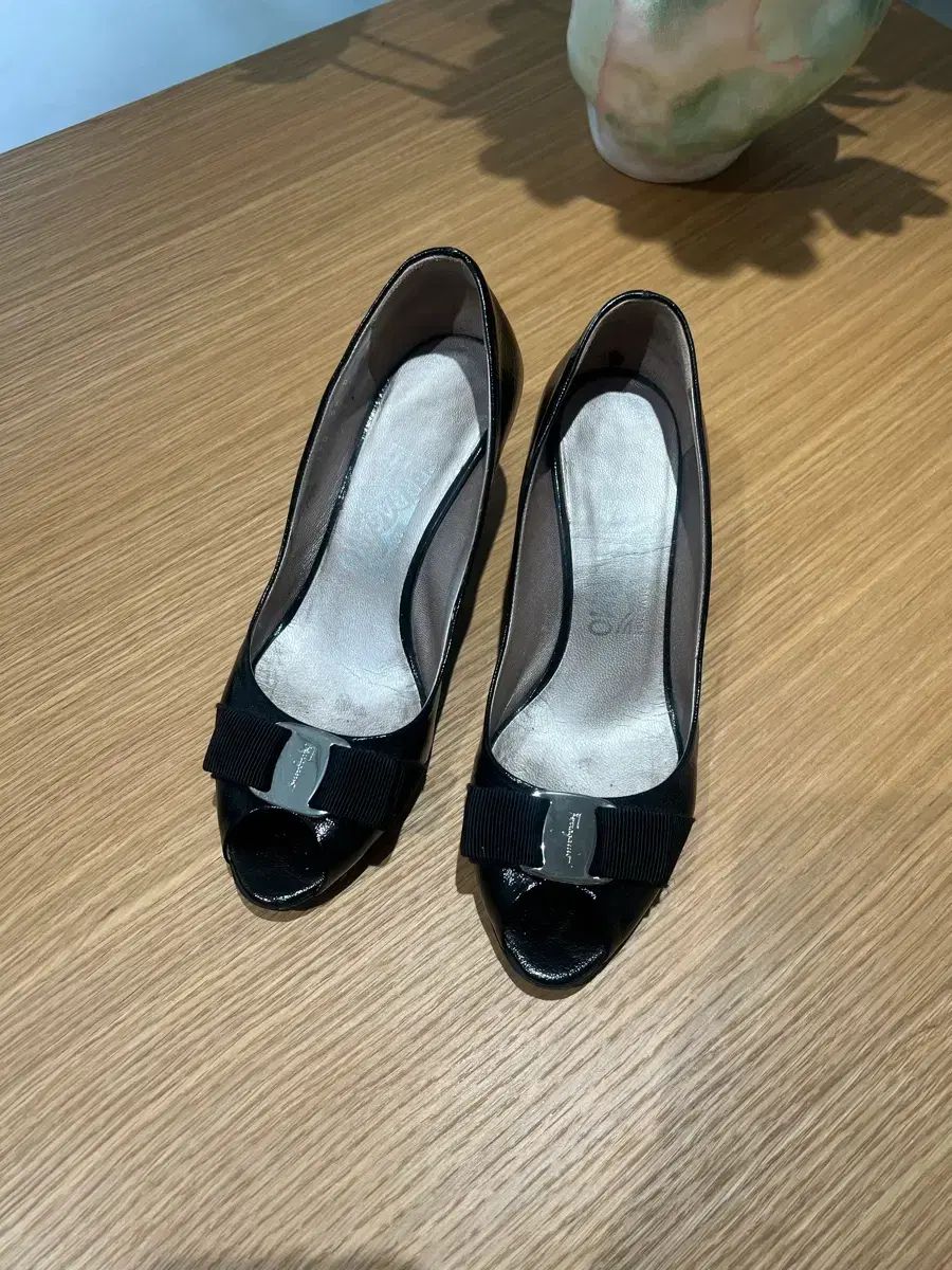 FERRAGAMO フェラガモ ヴァラ オープントゥ ヒール 5 5サイズ