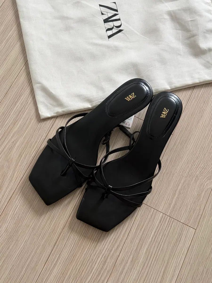 新品) ザラ ストラップ キトンヒール サンダル 245