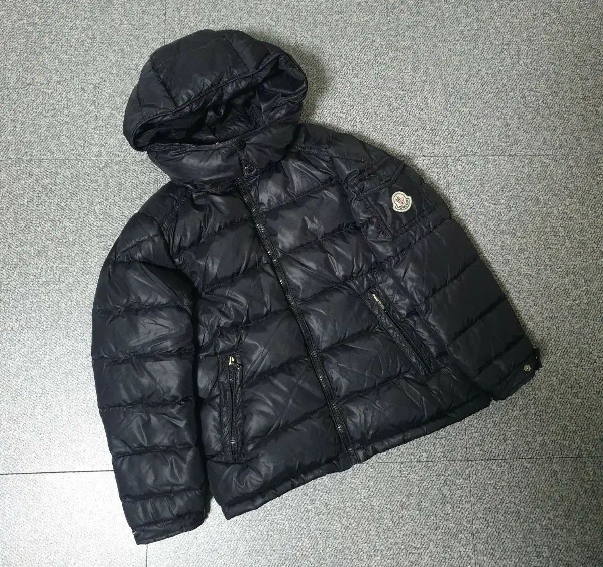 モンクレール ダウンジャケット 出品