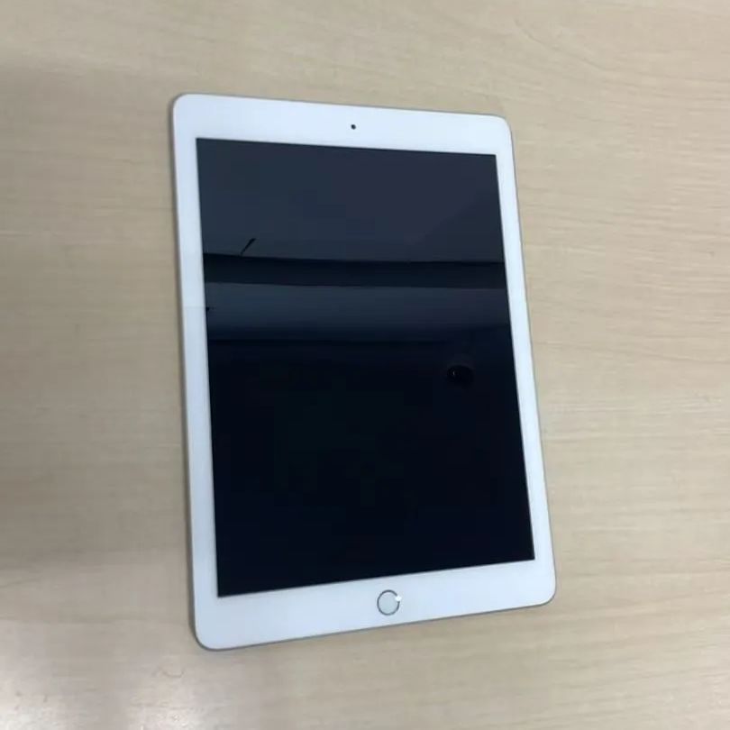 【美品】iPad 第6世代 32GB シルバー バッテリー100% C060902