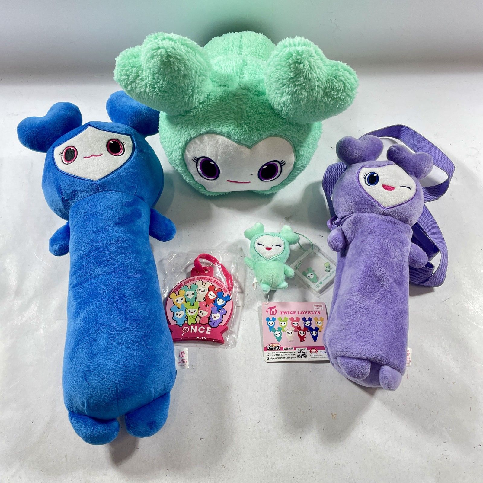 ★ TWICE LOVELYS グッツ 5点 まとめ のびふにゃ ポーチ BIGぬいぐるみ マスコット 等 現状品 1.11kg
