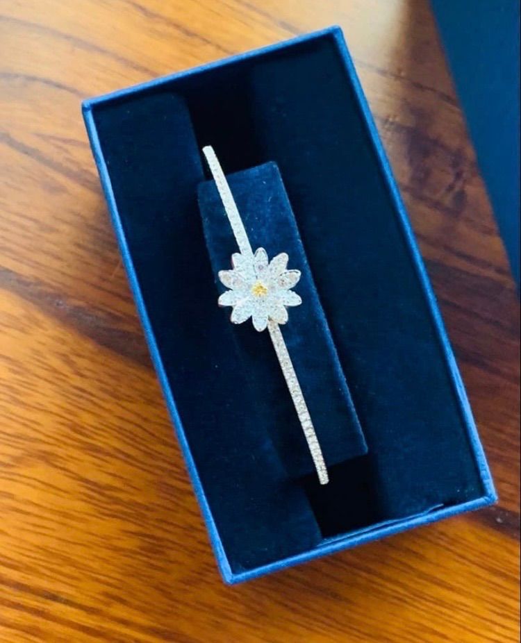 ほぼ新品スワロフスキーSwarovski Eternal Flower バングル