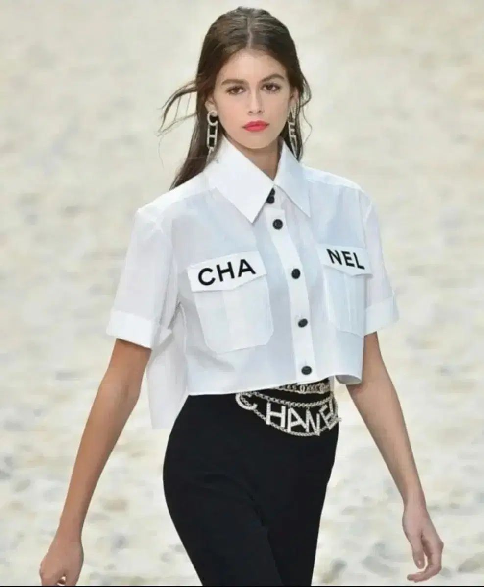 CHANEL シャネル レターロゴ オーバーサイズ クロップド 白シャツ