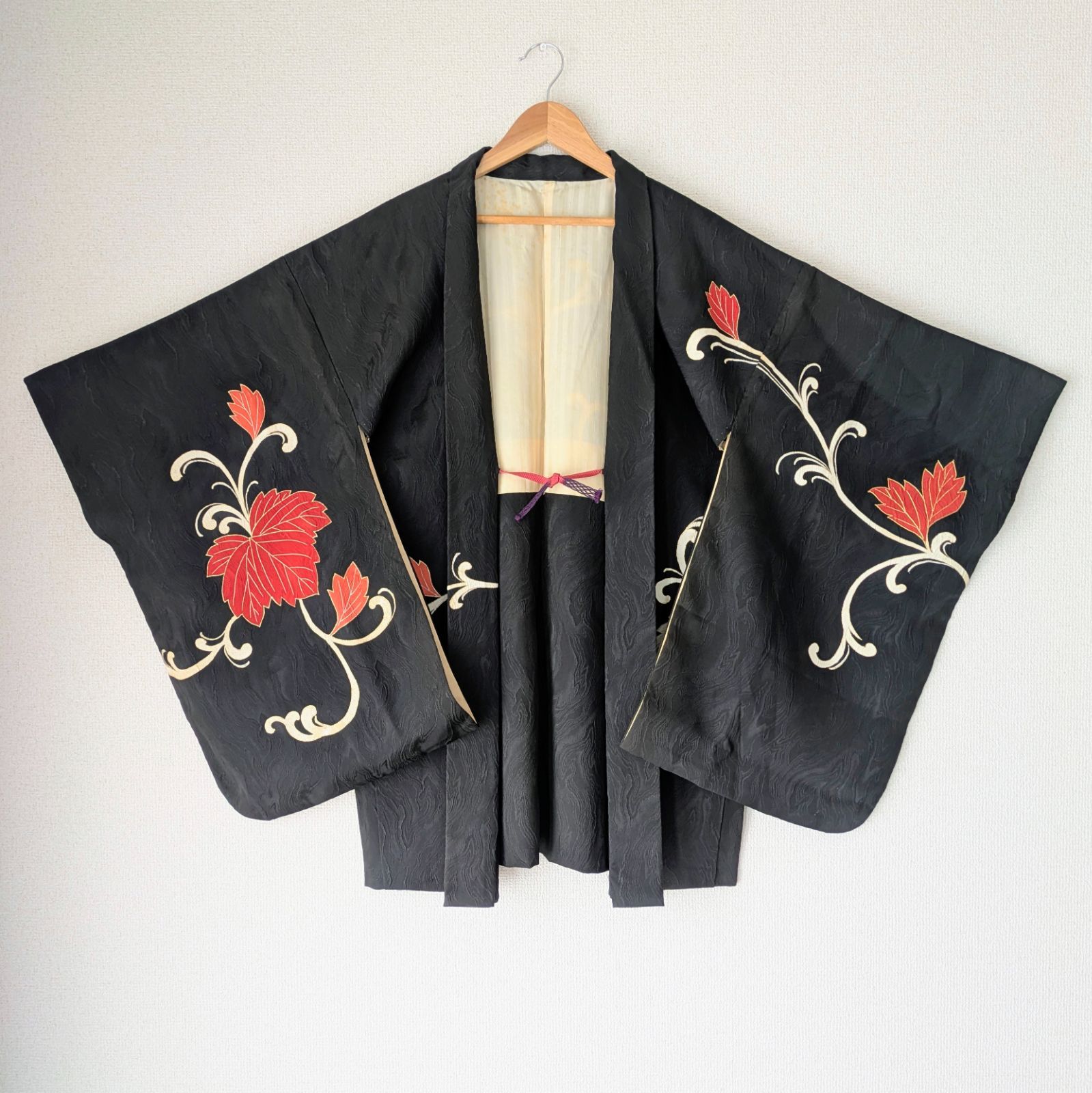 Japanese Vintage Haori Silk Kimono Jacket Old-ⅽloth 羽織 正絹 黒 駒刺繍 唐草文様 一つ紋 古布 時代布 一点物 大正浪漫 和洋折衷