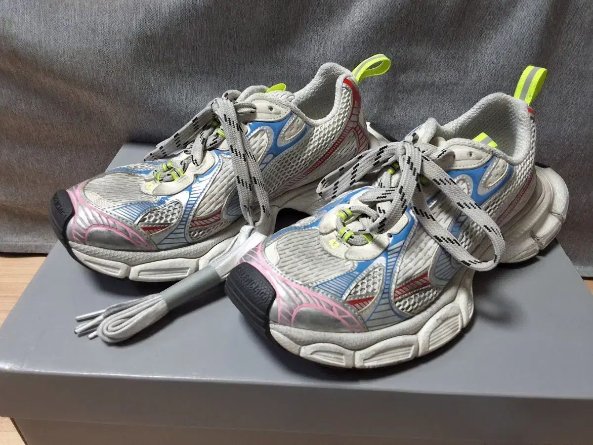 ほぼ新品 バレンシアガ 3XL MULTI 43