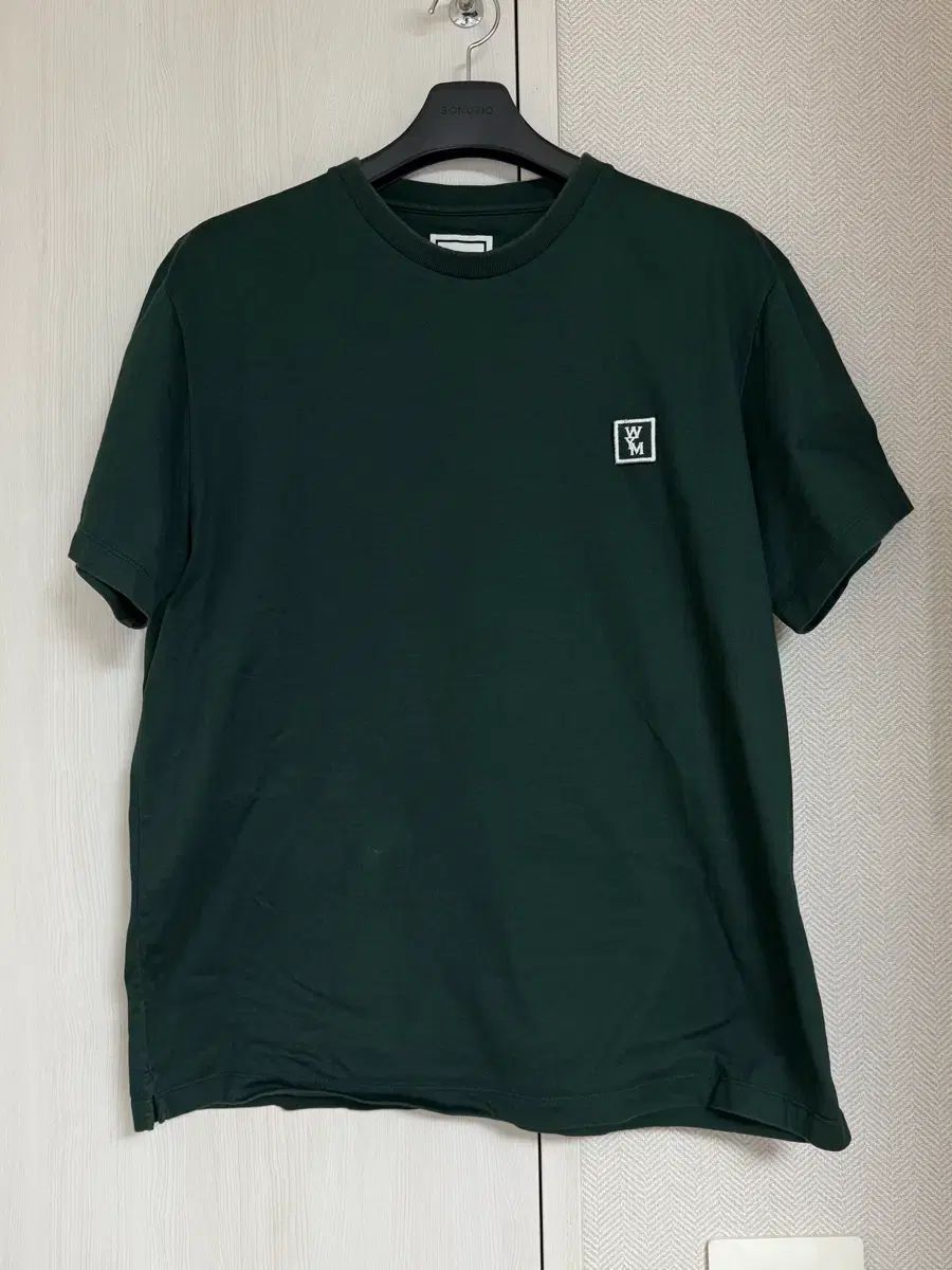 (48) ウーヨンミ バックロゴ 半袖 Tシャツ ダークグリーン
