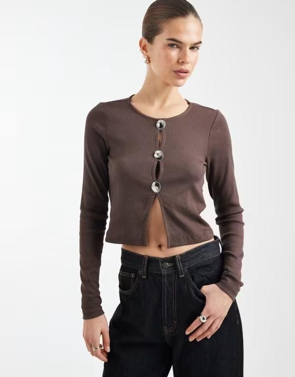 オンリー レディース トップス Tシャツ リブ ONLY long sleeve ribbed top with silver button detail in chocolate martini チ