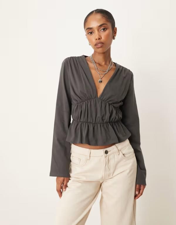 エイソス レディース トップス Tシャツ フリル ASOS DESIGN long sleeve tee with ruffle detail in raven