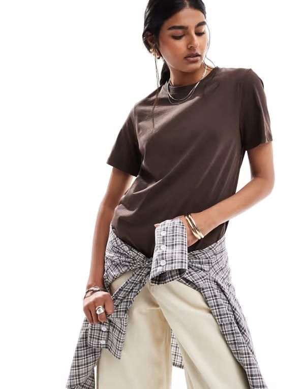 ピーシーズ レディース トップス Tシャツ Pieces boxy Tshirt in chocolate Hot fudge ブラウン