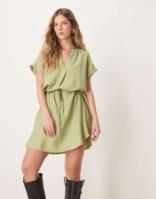 ヴィラ レディース トップス ワンピース ミニワンピース ミニ VILA short sleeve tie waist notch neck mini dress in pistachio Capul