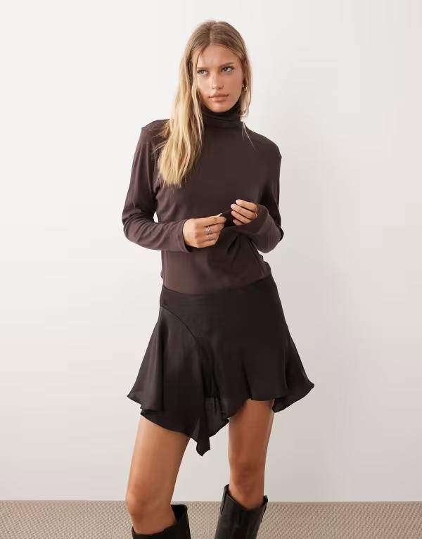 モンキ レディース ボトムスカート ミニ サテン Monki crinkle satin flippy mini skirt in dark chocolate brown ブラウン