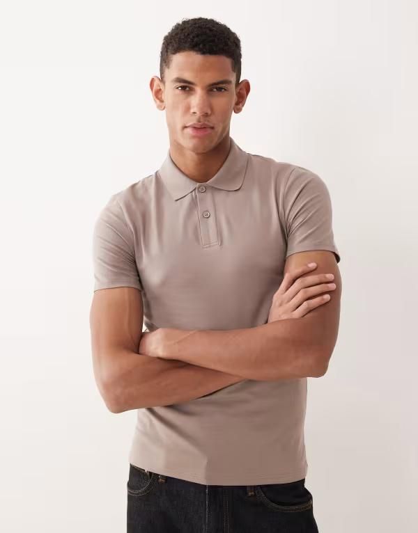エイソス メンズ トップス ポロシャツ ASOS DESIGN Essentials muscle fit polo shirt in stone Driftwood ブラウン