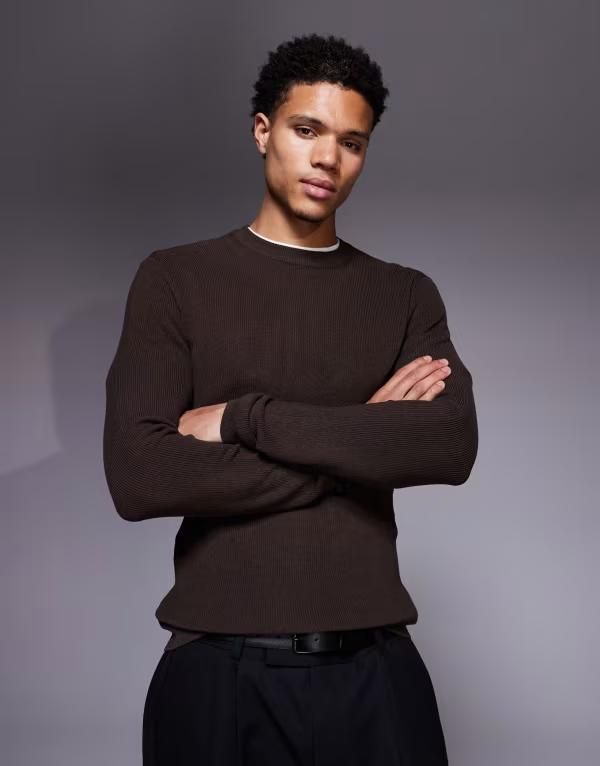 エイソス メンズ アウター ニット・セーター クルーネック Tシャツ ASOS DESIGN muscle fit long sleeve knit crew neck Tshirt BROWN ブラ