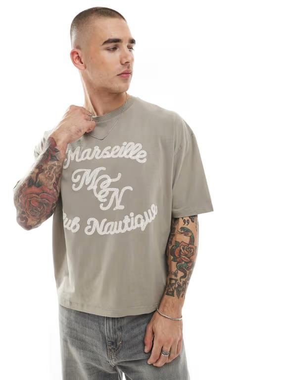 エイソス メンズ トップス Tシャツ プリント シャツ ASOS DESIGN boxy oversized Tshirt with text puff print Driftwood ブラウン