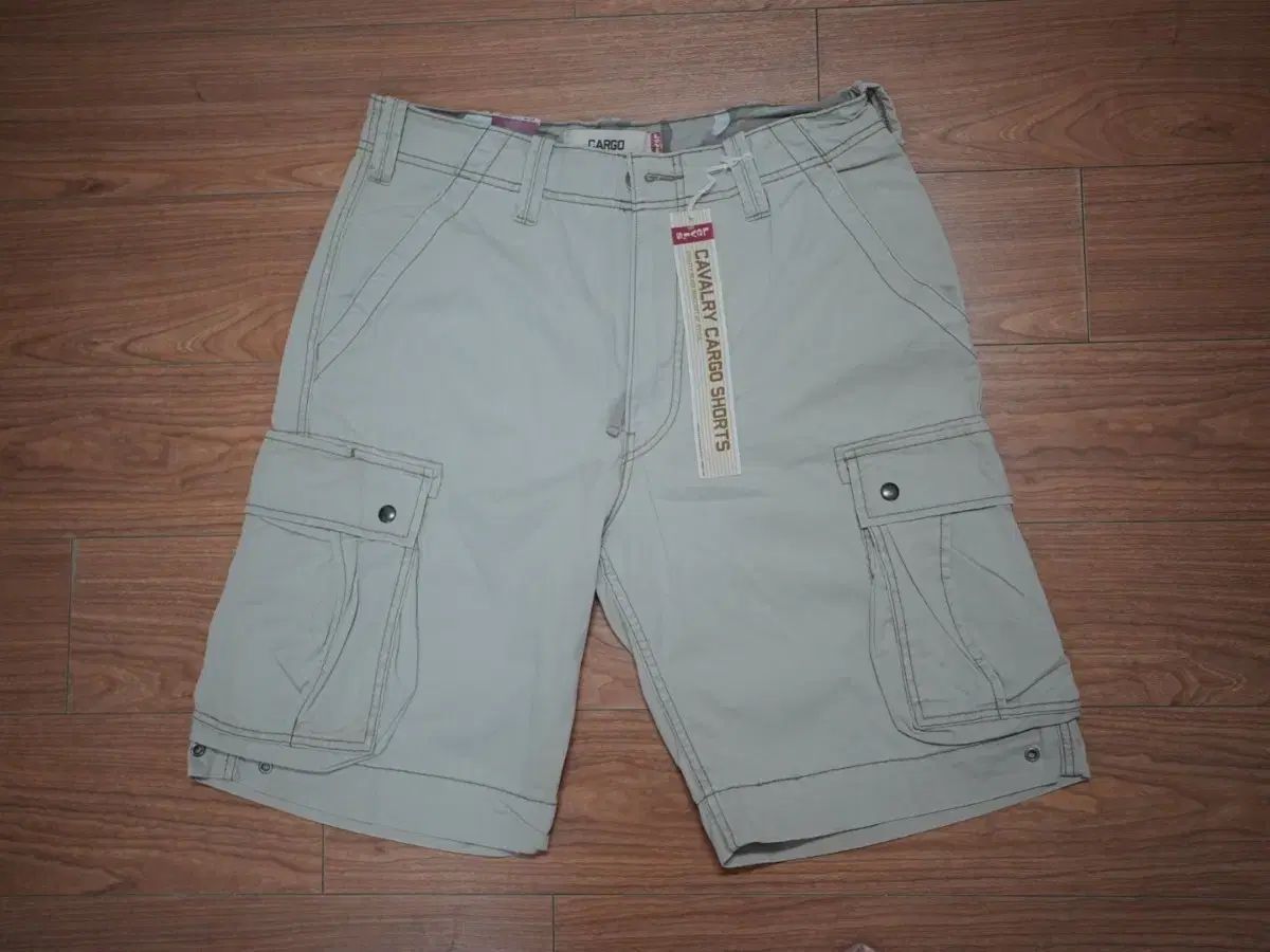 リーバイス カーゴ ハーフパンツ (新品)