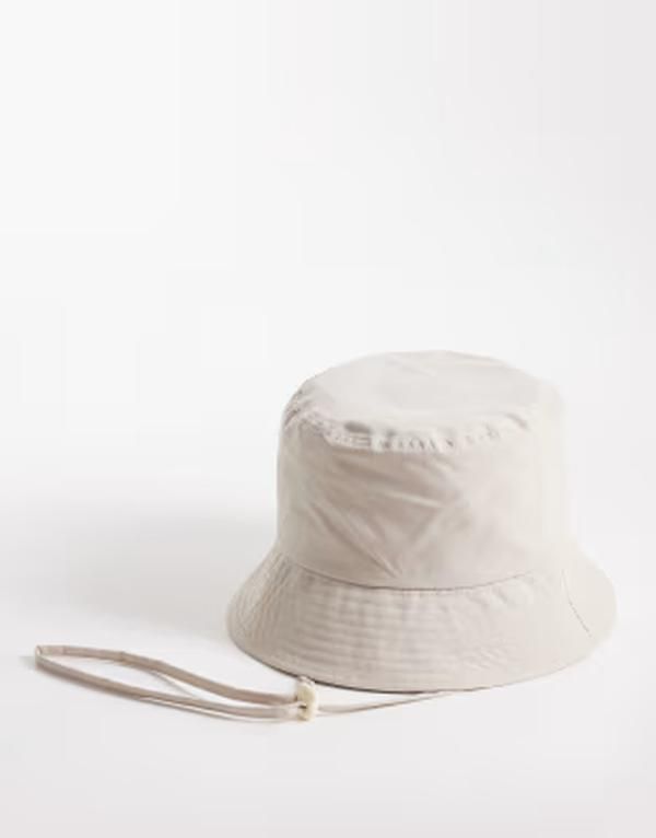 エイソス メンズ アクセサリー 帽子 ASOS DESIGN tech bucket hat in stone ストーン