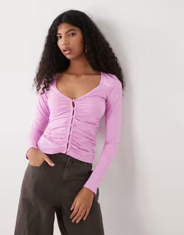 モンキ レディース トップス Tシャツ ギャザー ジャージー Monki ruched open button front jersey top in dusty light Dusty Pink ピ