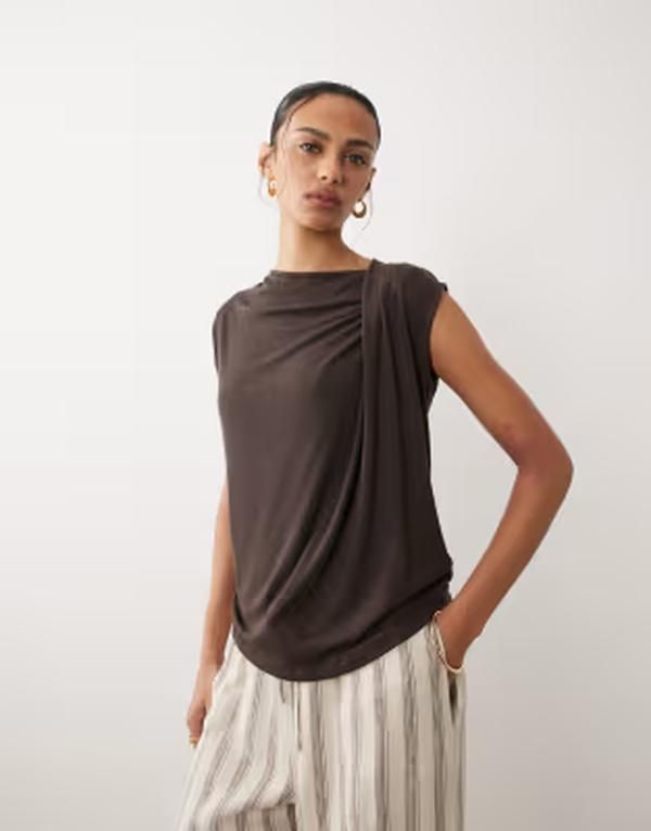 エイソス レディース トップス Tシャツ ノースリーブ ASOS DESIGN sleeveless top with wrap neck detail in chocolate チョコレート