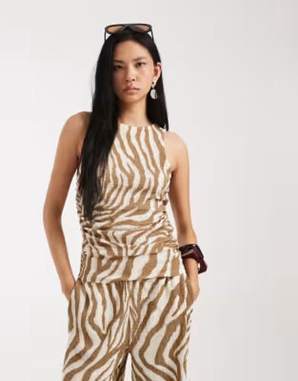 ベロモーダ レディース トップス ベスト プリント ギャザー ノースリーブ ジャージー Vero Moda Tall sleeveless ruched jersey top in birch abs