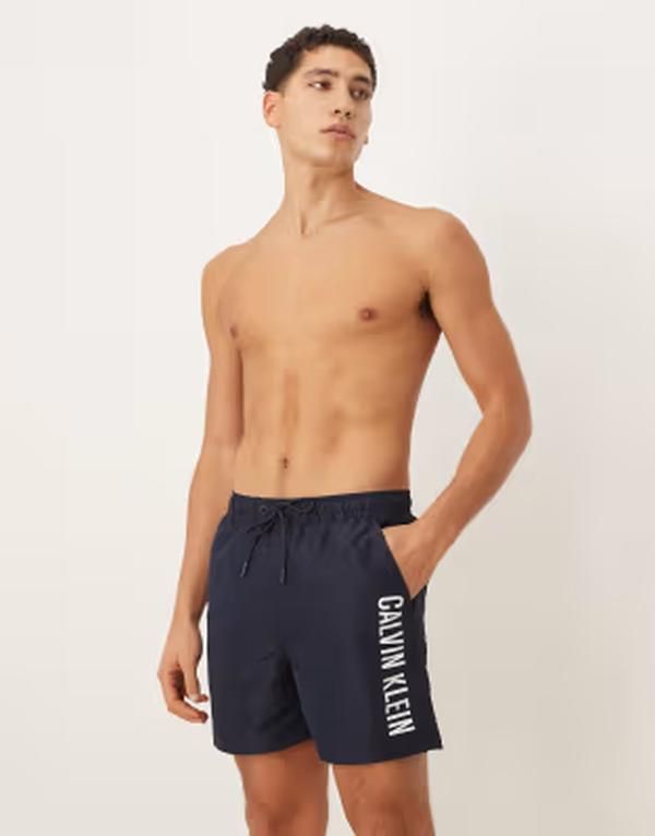 カルバンクライン メンズ 水着 ハーフパンツ・ショーツ コントラスト Calvin Klein contrast side script swim trunks in dark Shoreline ネ
