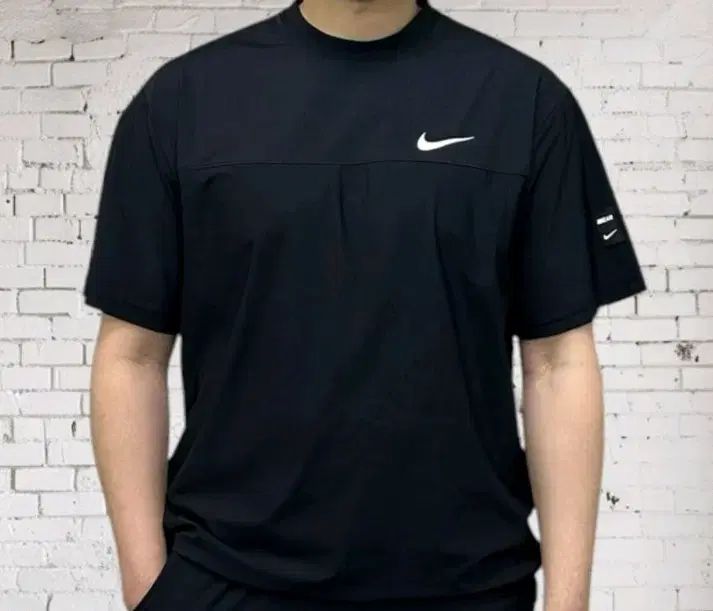 ナイキ 黒 半袖 Tシャツ