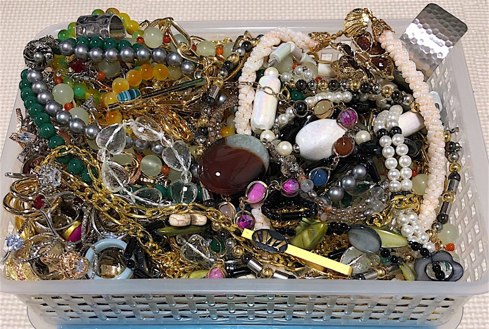 大量 おまとめ 約3.2kg ジュエリー アクセサリー 約3264g ネックレス 指輪 リング イヤリング タイピン 等 まとめ ゴールドカラー シルバーカラー メッキ イミテーション ファッション まとめ 販売 売り 色石 カラーストーン 天然石系